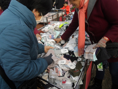 農(nóng)村大集日用品繁多 一個碗2元筷子五雙2.5元一大壺洗潔精4元
